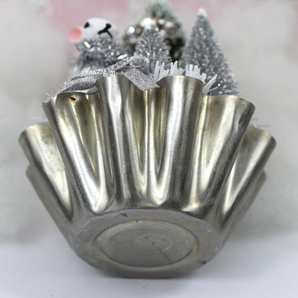 Retro Vintage Style Deer Bottle Brush Tree in Vintage Tart Tin: Christmas Decor - Picture 9 of 9